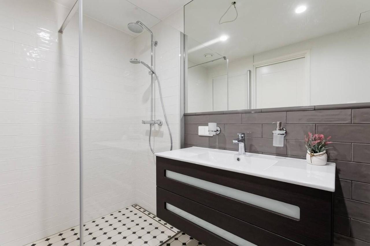 Central Apartments, Quiet With Free Parking And Ac. تالين المظهر الخارجي الصورة