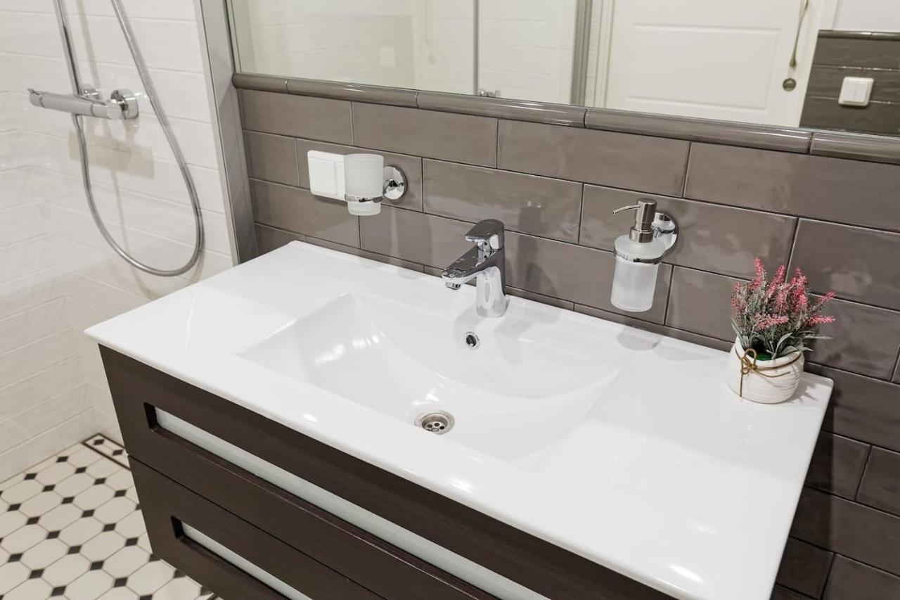 Central Apartments, Quiet With Free Parking And Ac. تالين المظهر الخارجي الصورة